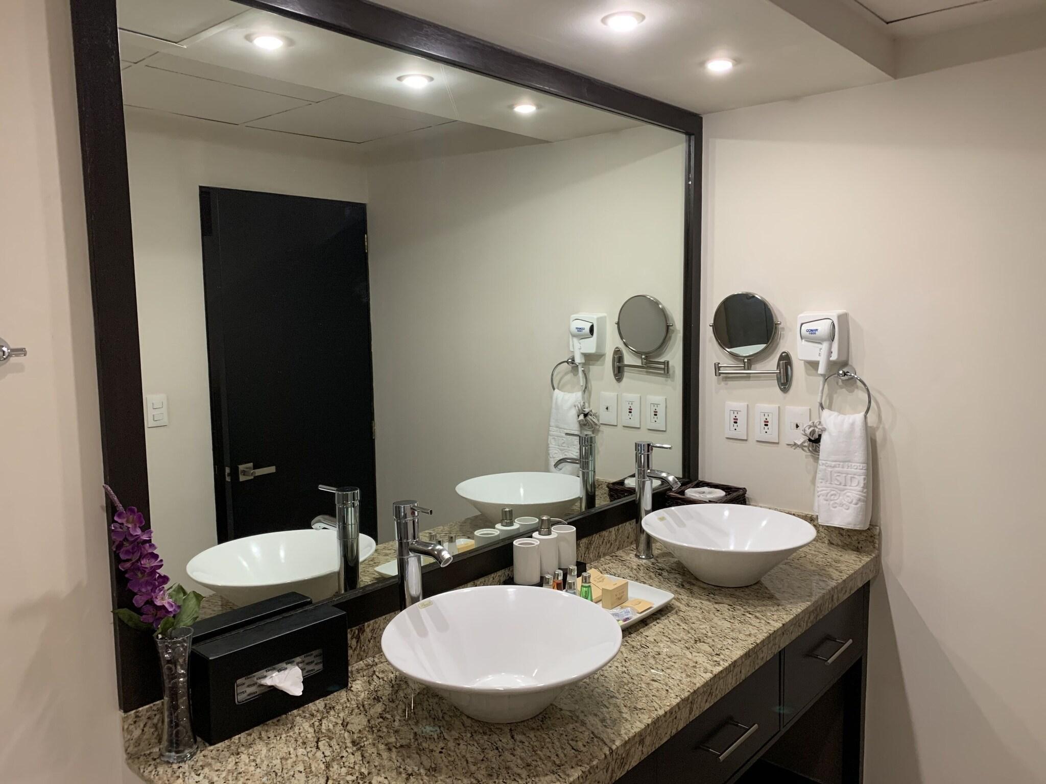Restaurant St Isidro Suites Corporate Housing SPA & Wellness Center