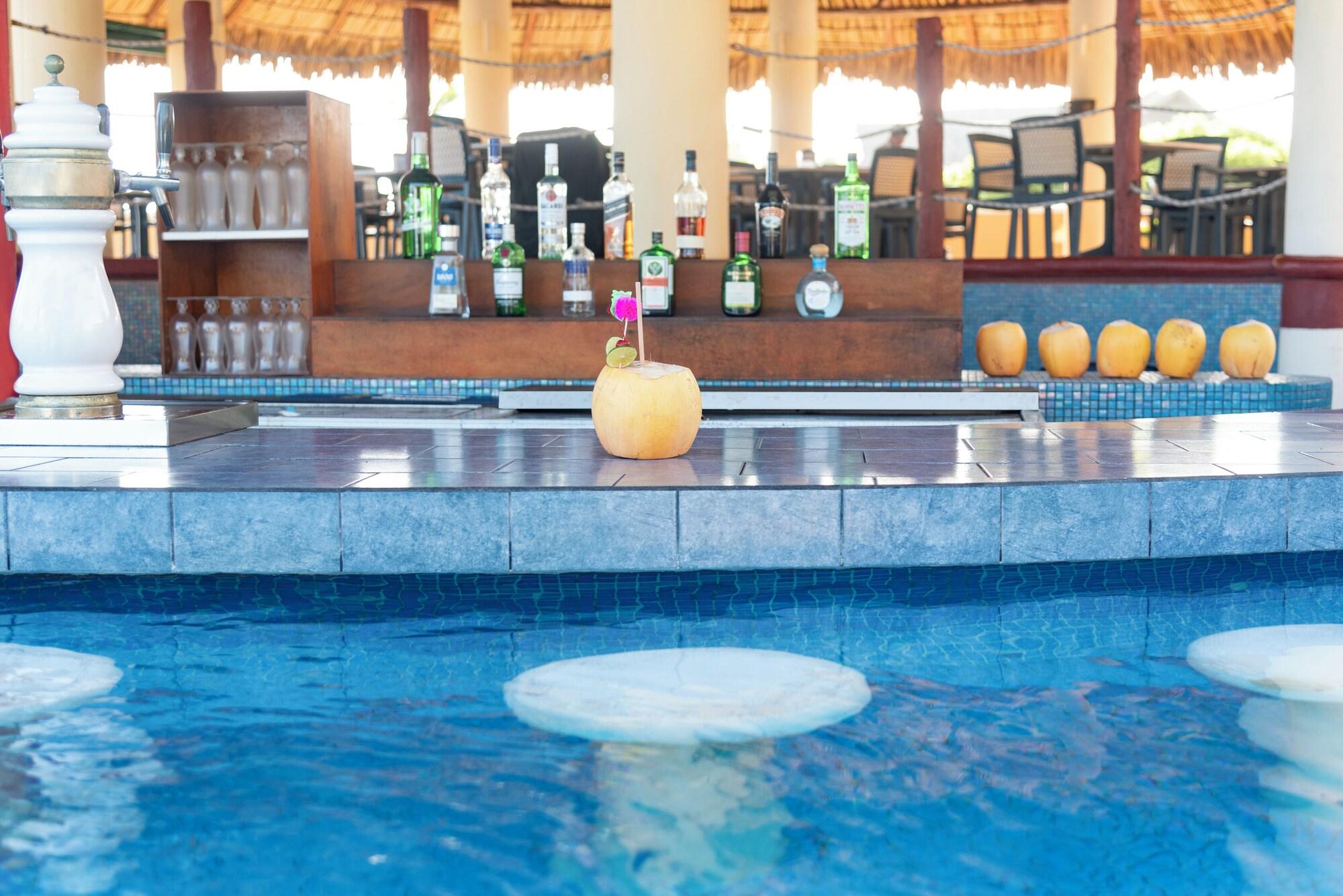 Bar/Salón Hotel Cayman Suites