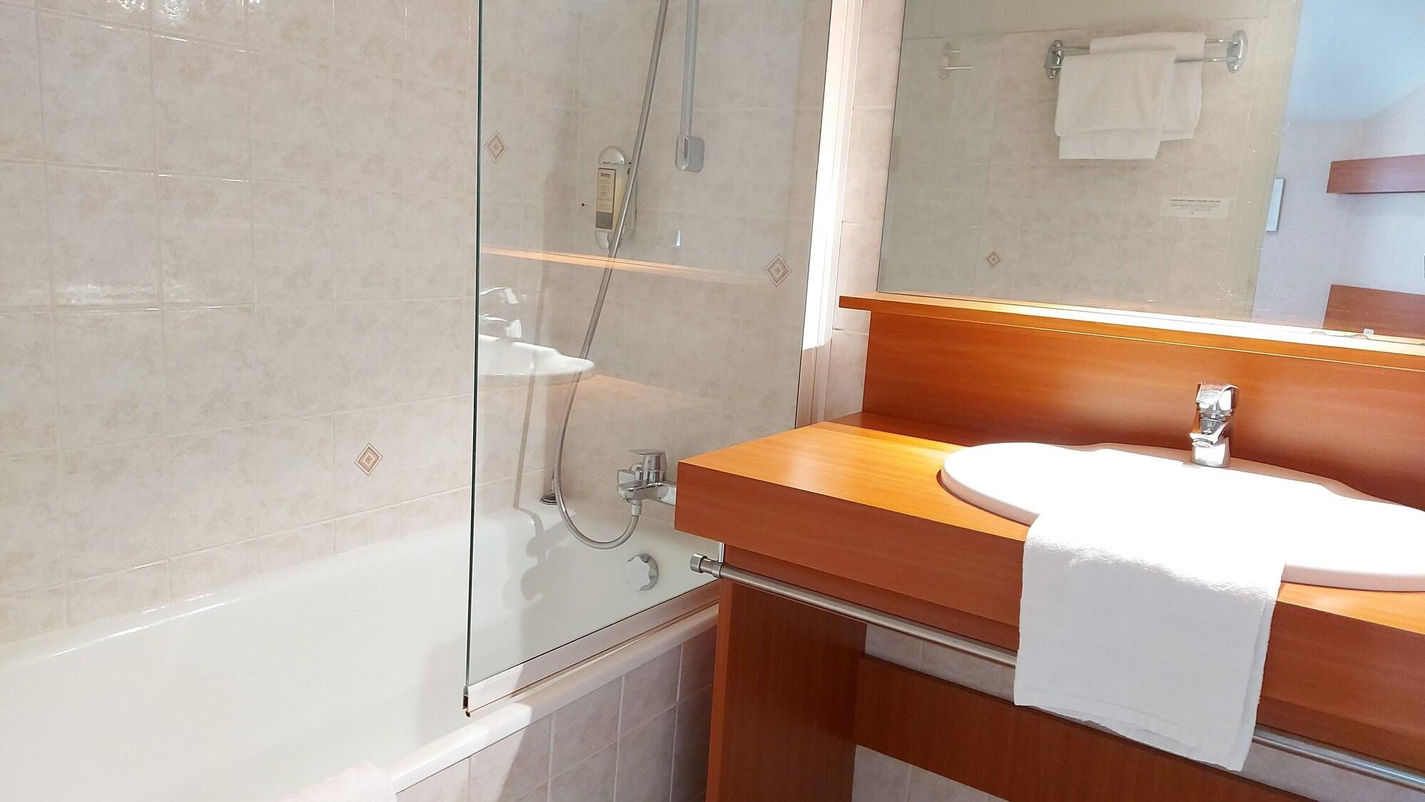 Equipamiento de Habitación Logis Hôtel Vannes Nord Le Clos des Hortensias