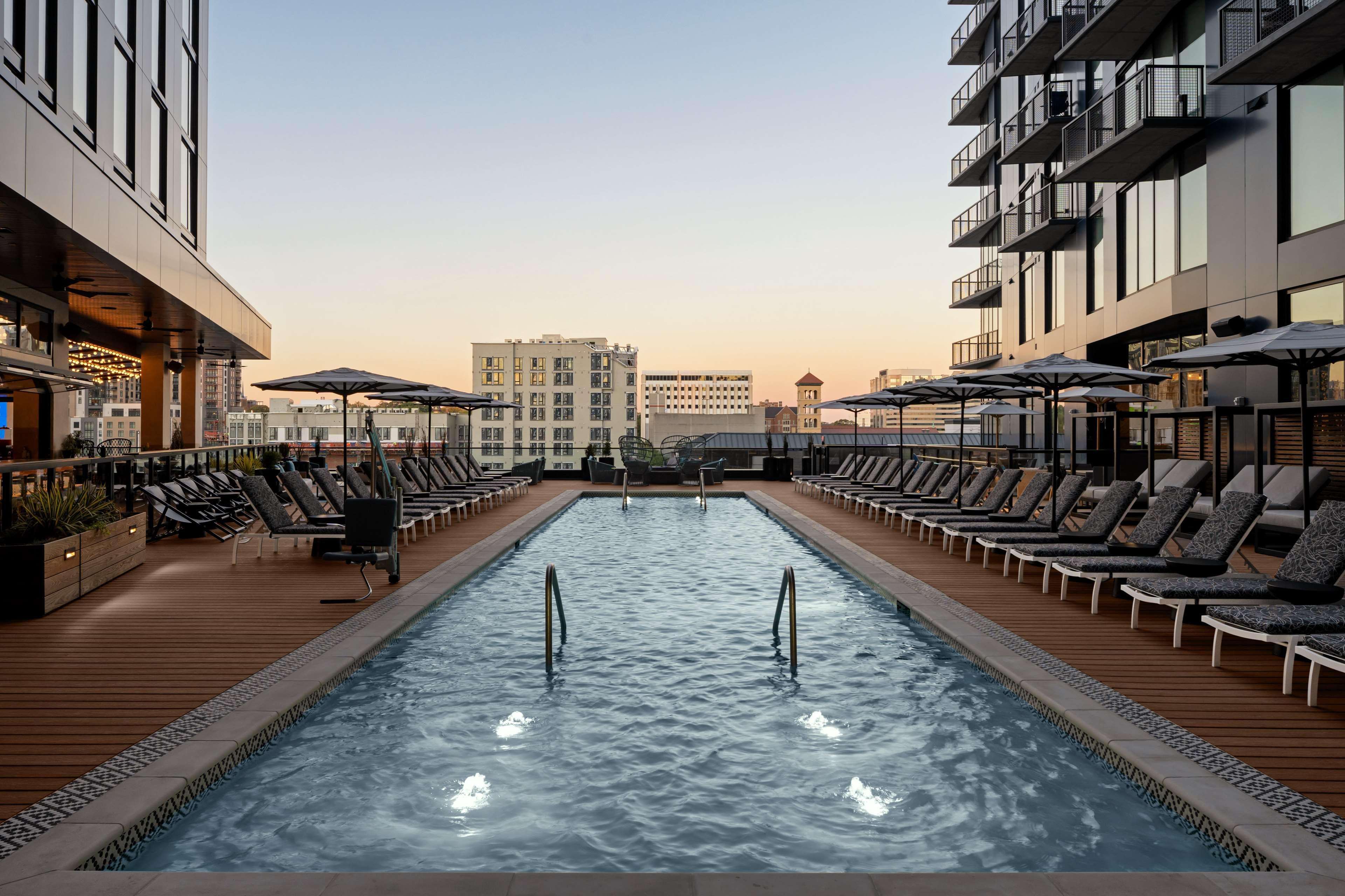 Vista Piscina Hotel Fraye Nashville, Curio Collection by Hilton