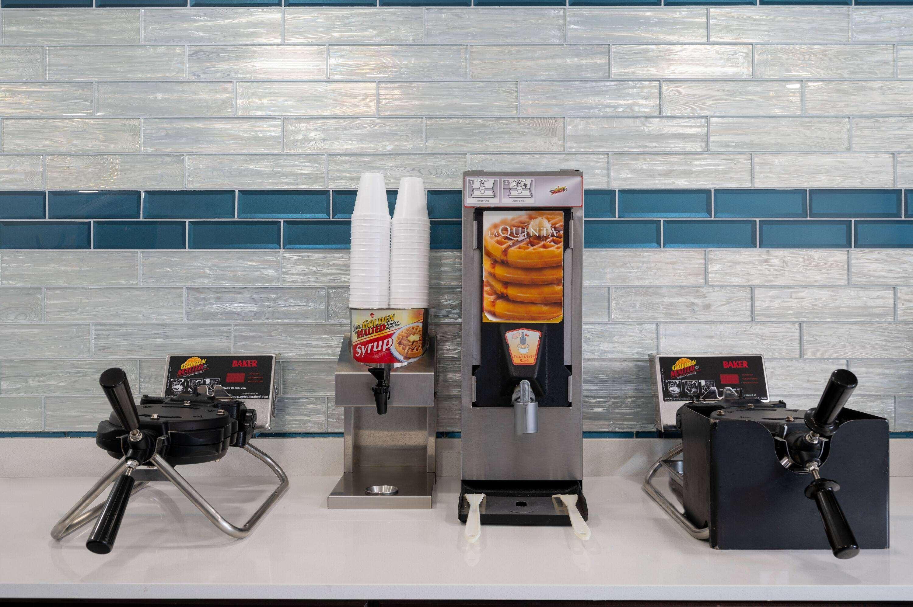 Restaurant La Quinta Inn by Wyndham Indianapolis Airport Executive Dr