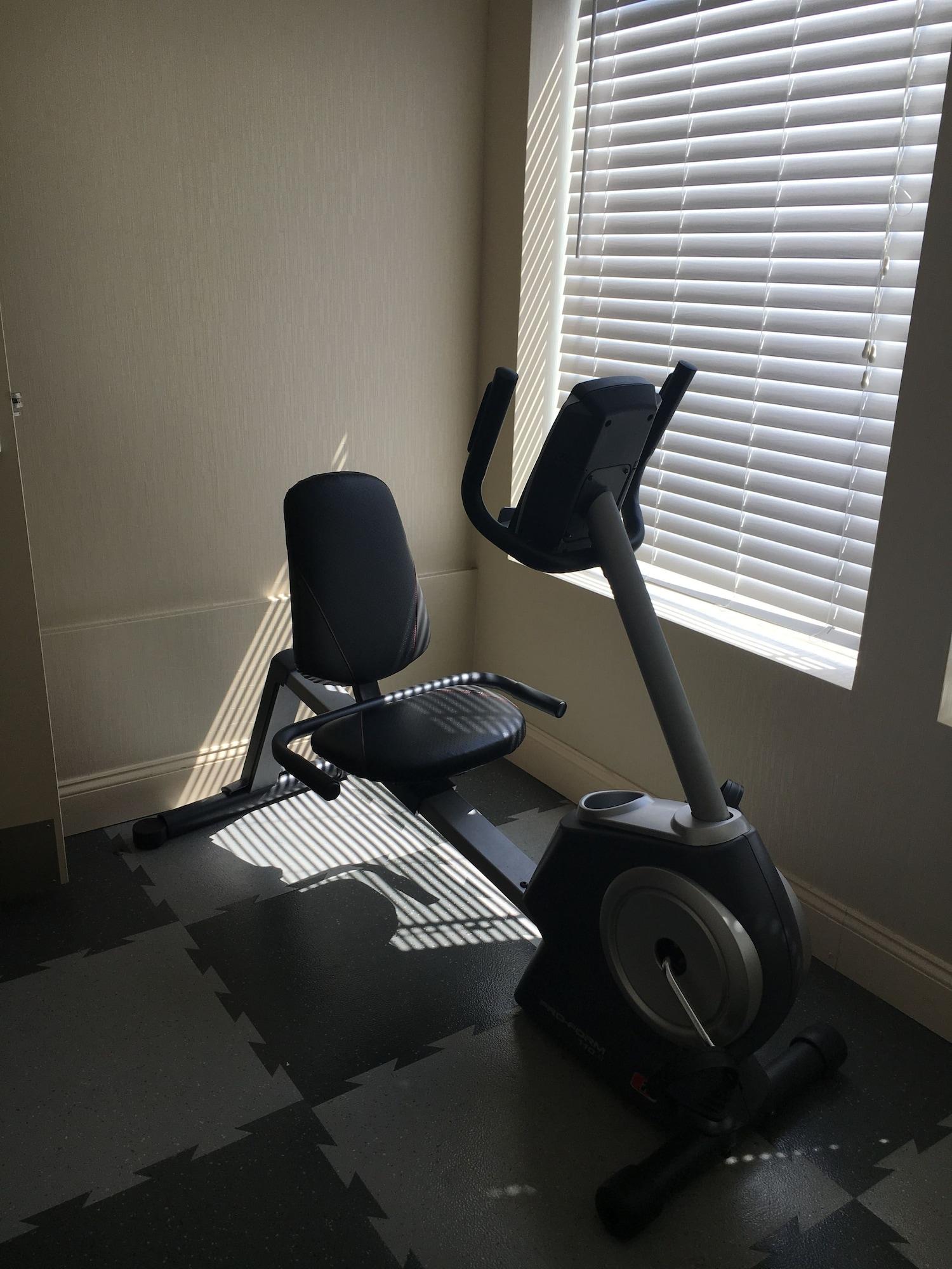 Gimnasio AAshram Hotel by Niagara River