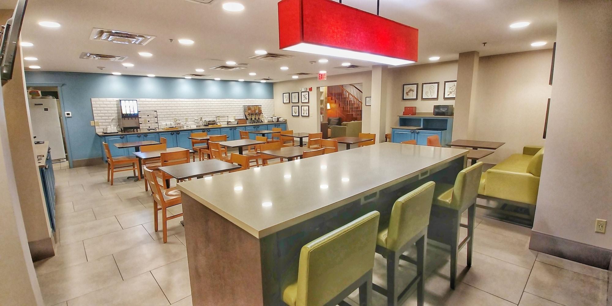 Restaurant Country Inn & Suites by Radisson, Chambersburg, PA