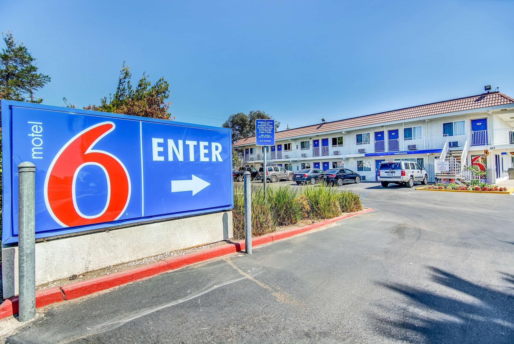 Varios Motel 6 Stockton, CA - Charter Way West