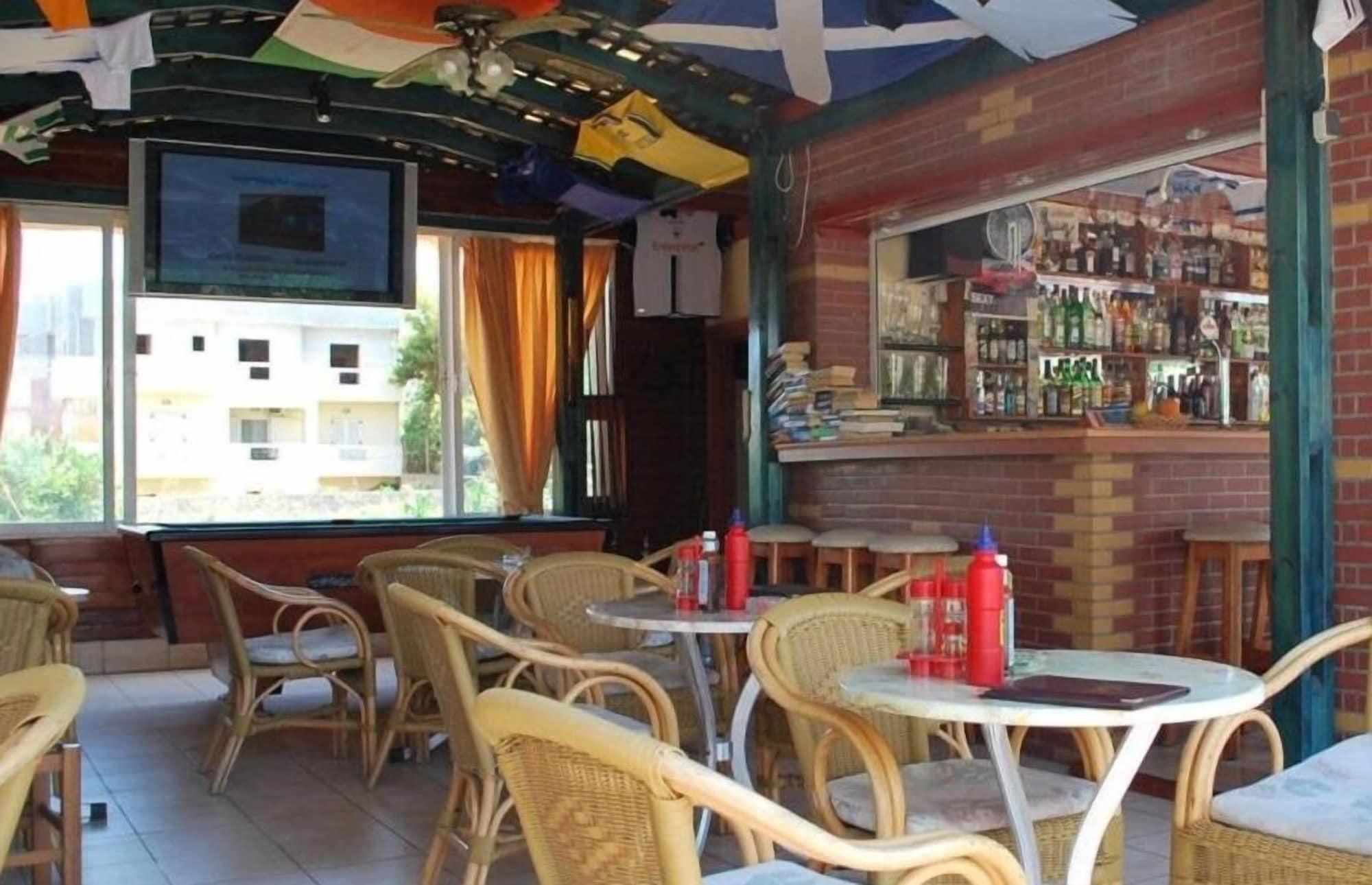 Bar/Salón Koula Apartments