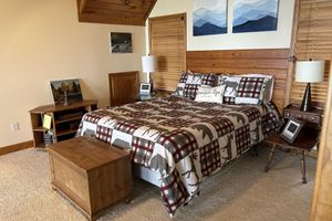 Alquiler Vacacional - Immaculate Cedar Wood-Sided Cabin in Cascade Mountain Resort w/ Dramatic Views