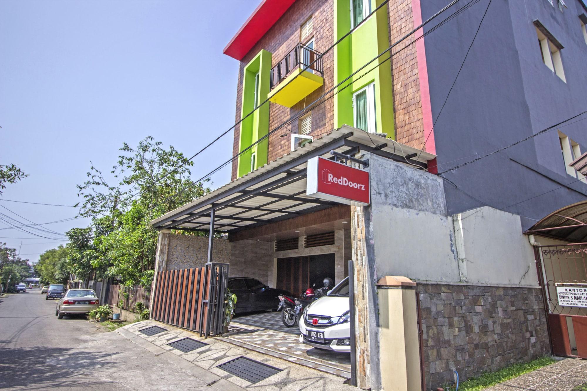 Vista Exterior RedDoorz near Trans Studio Mall 2