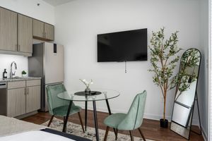 Alquiler Vacacional - Stylish DT Studio w/ Private Balcony!