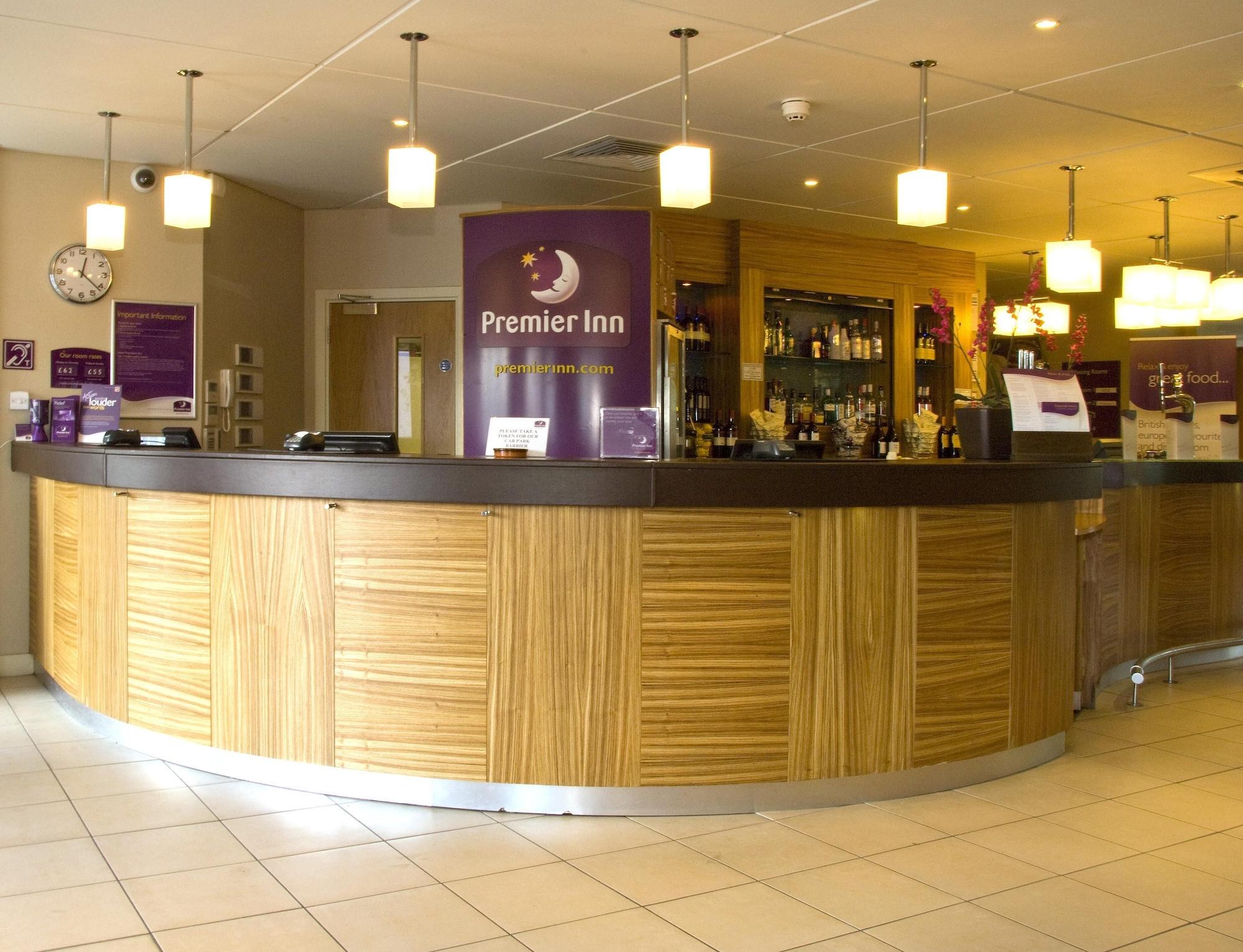 Vista Lobby Premier Inn Castleford Xscape - M62 J32