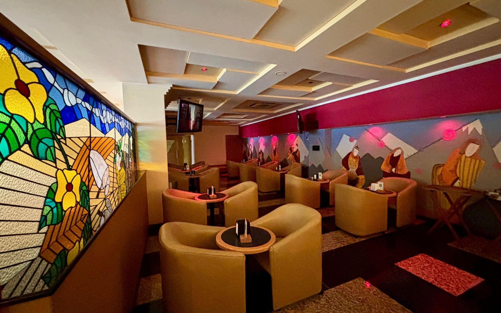 Bar/Salón Hot Plaza Camarones | Love Hotel | Solo Adultos