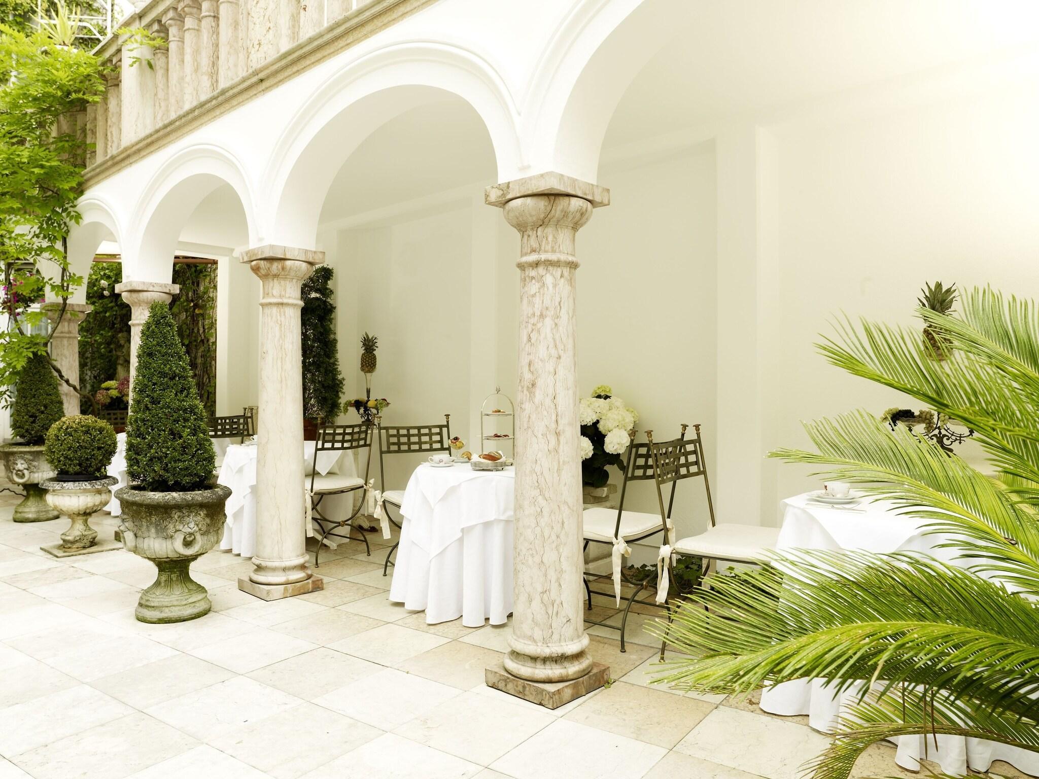 Varios Opera Hotel