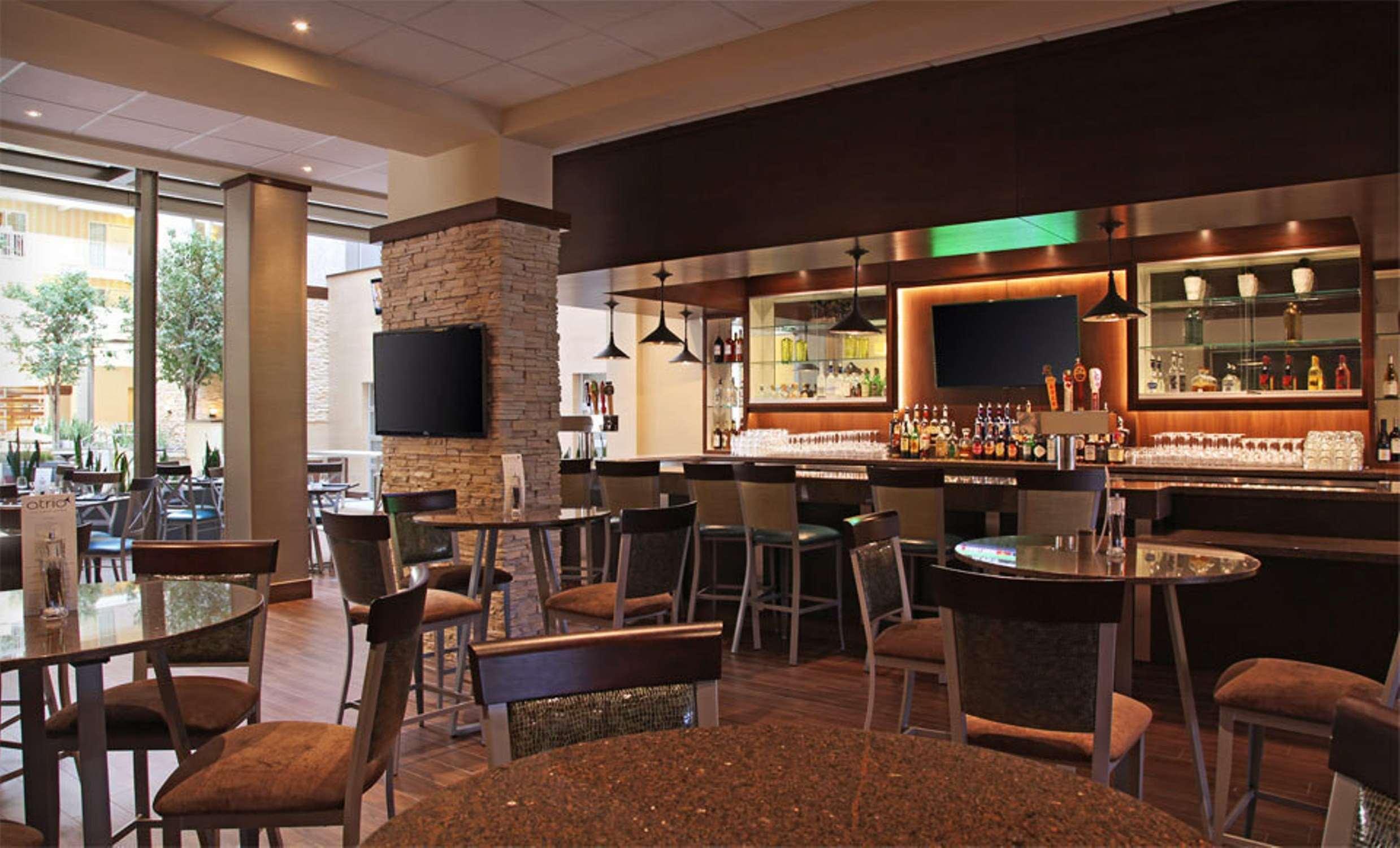 Bar/Salón Embassy Suites by Hilton Dallas Market Center