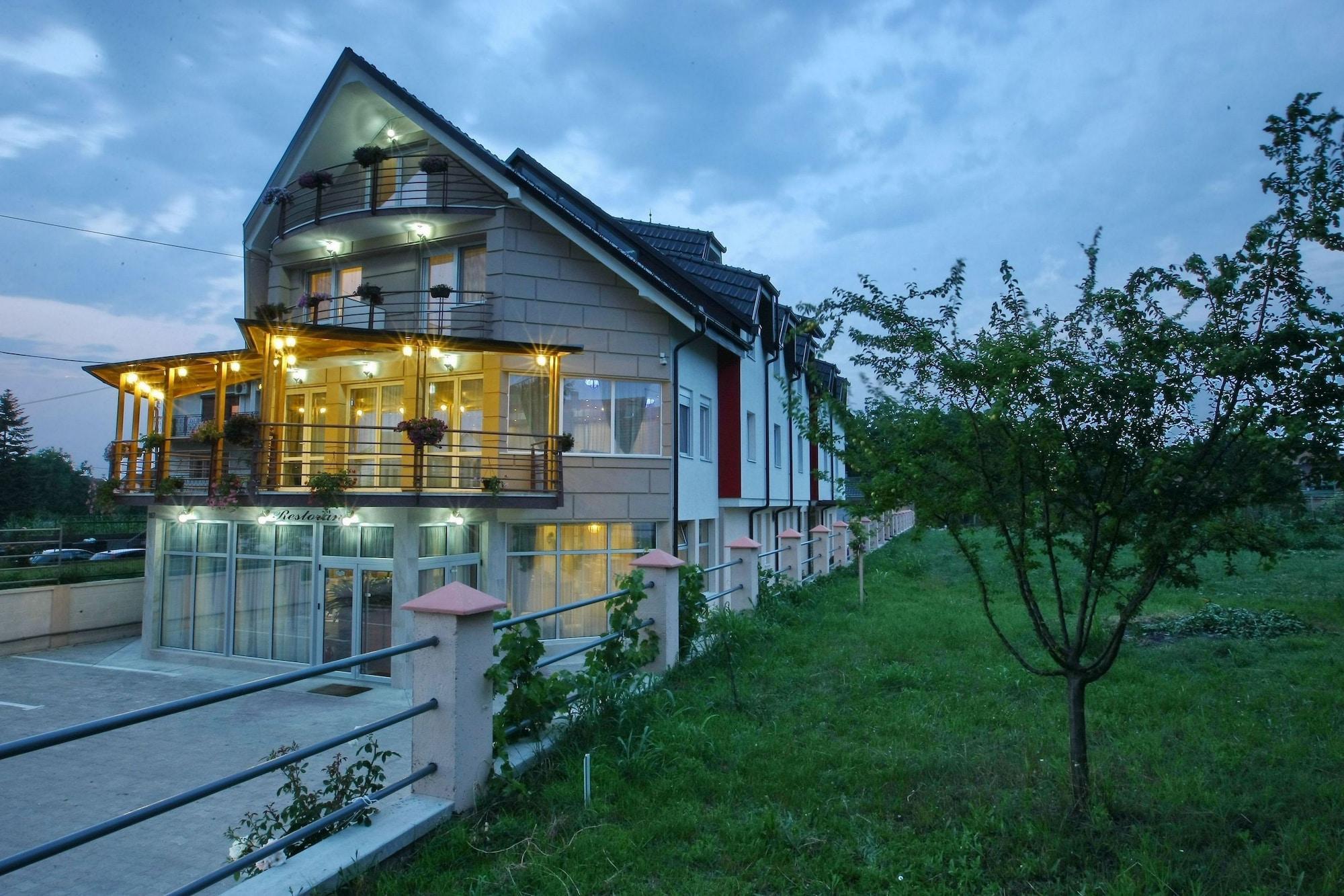 Vista Exterior Hotel Novella Uno