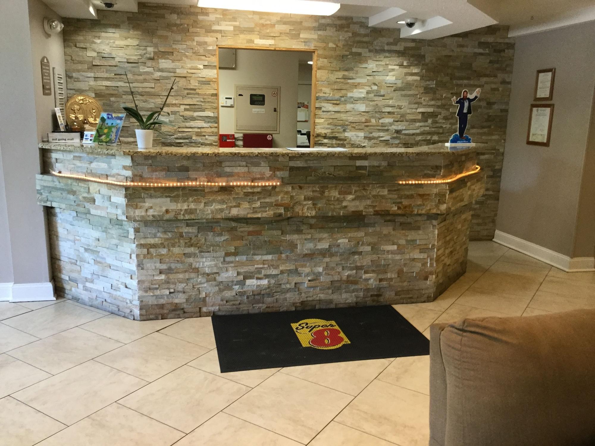 Vista Lobby Super 8 by Wyndham Harbison/Parkridge Hospital