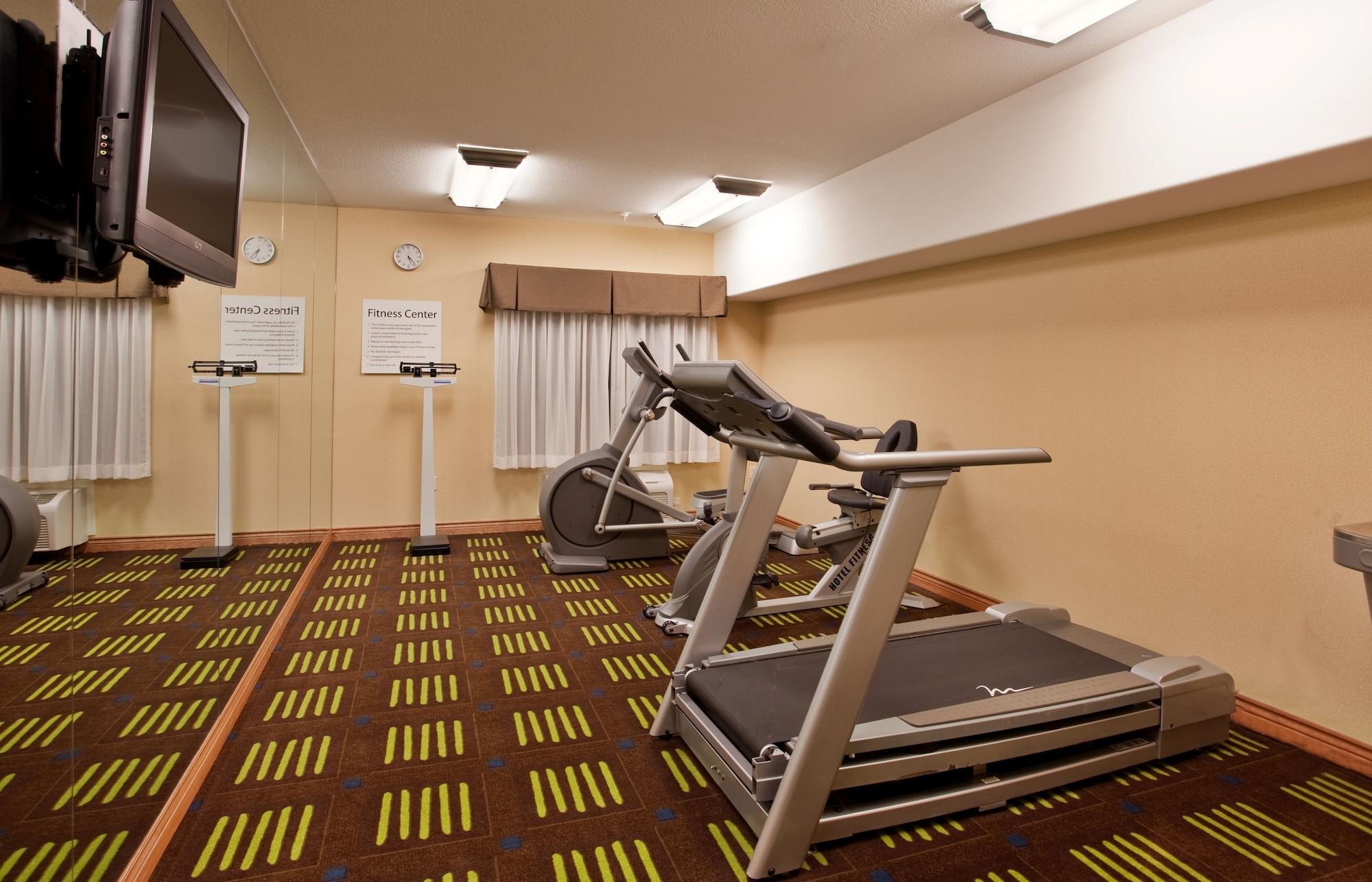 Gimnasio Holiday Inn Express Hotel & Stes Kansas City Sports Complex by IHG