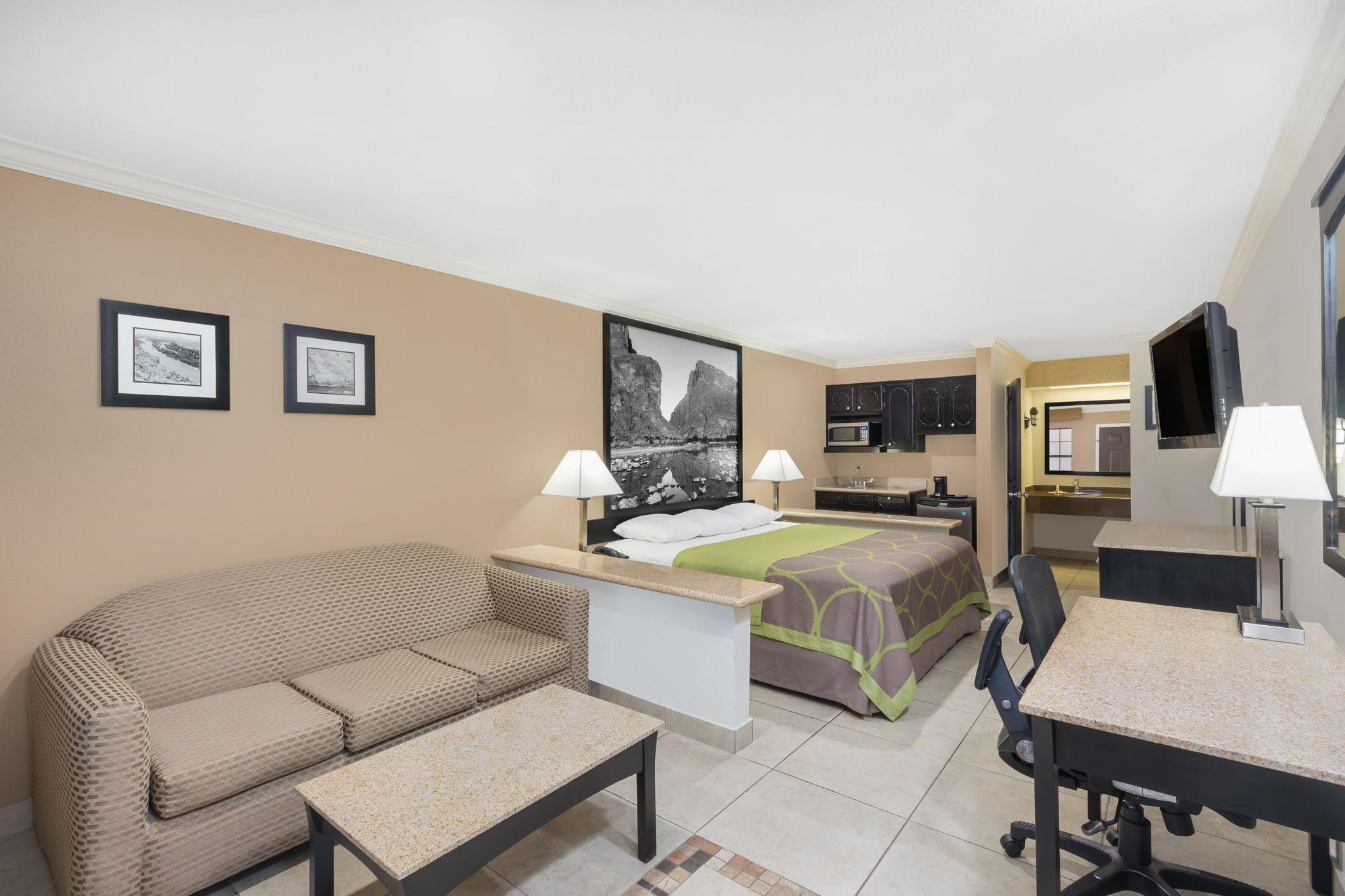 Varios Super 8 by Wyndham McAllen/Downtown