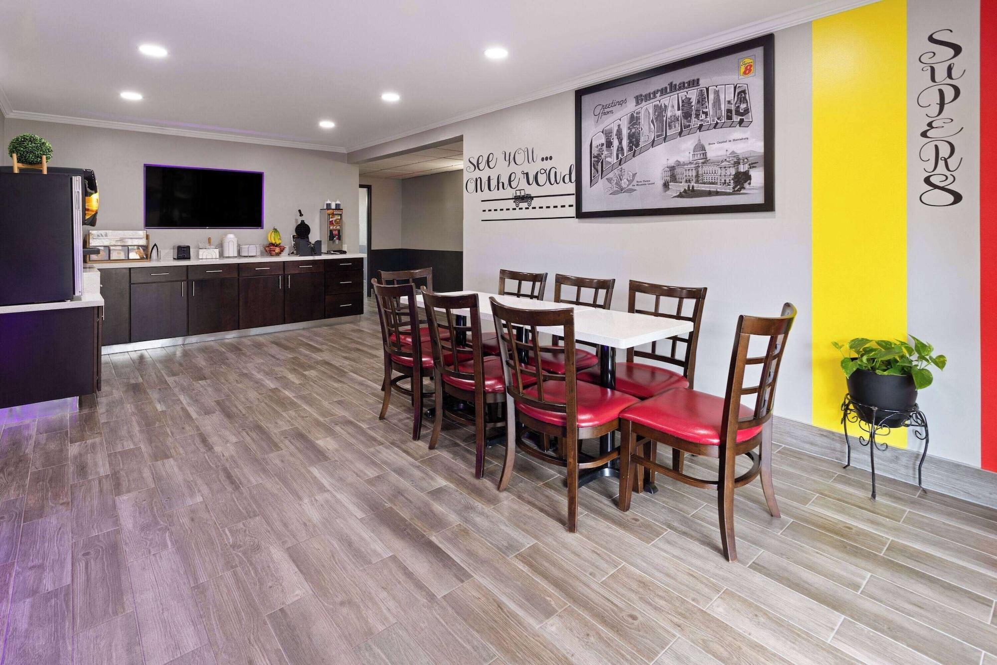 Restaurant Super 8 by Wyndham Burnham/Lewistown