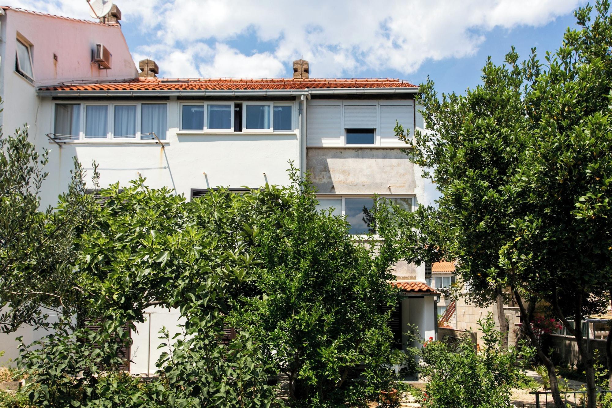 Varios Apartment Tetepave