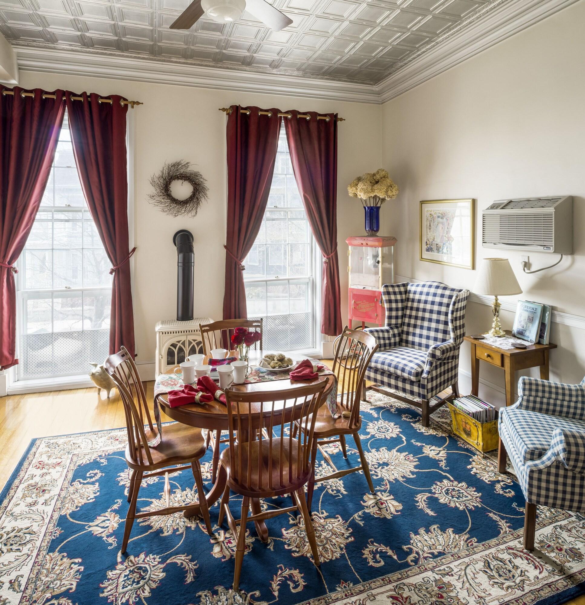 Bar/Salón Christopher Dodge House