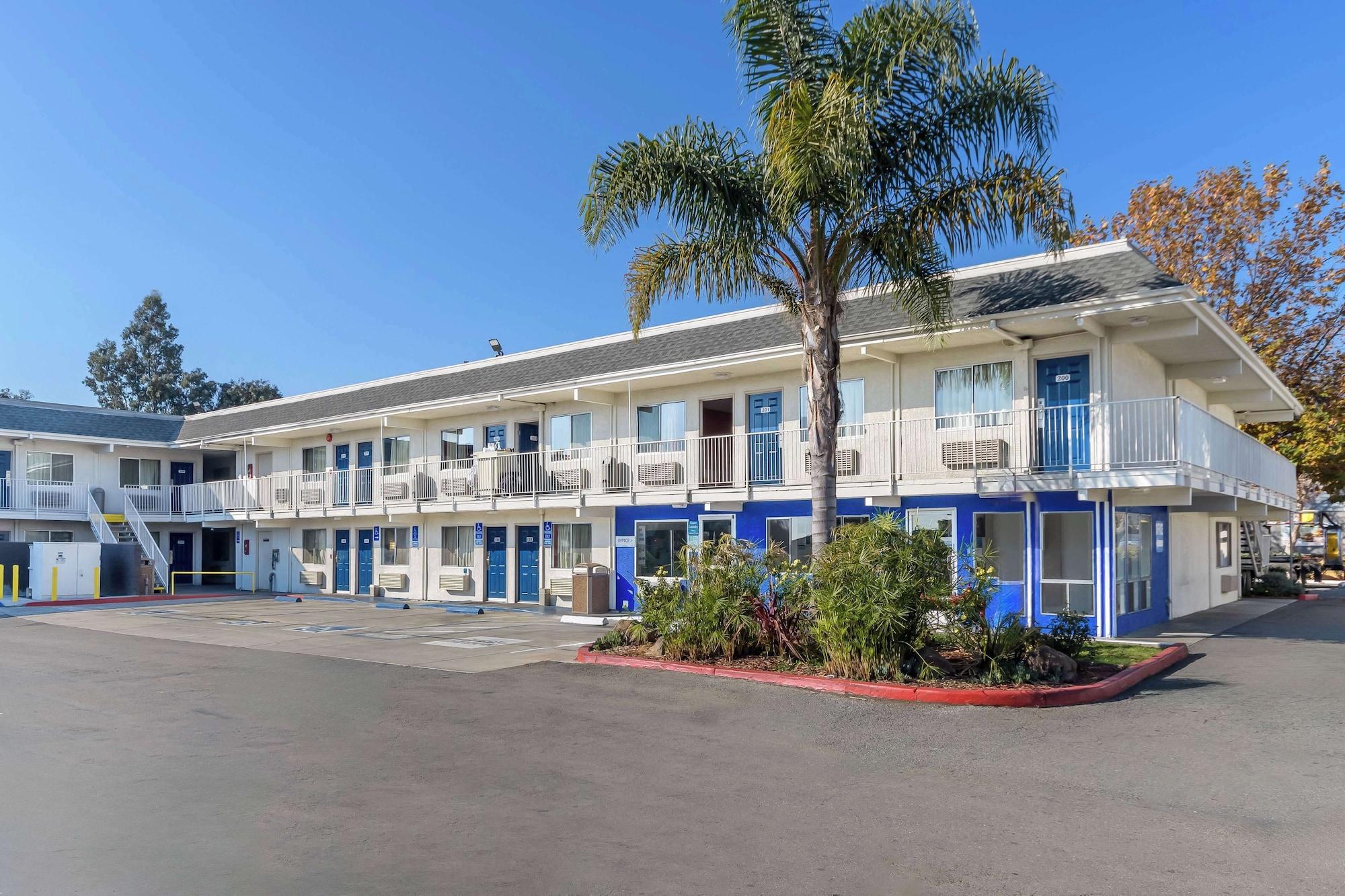Vista Exterior Motel 6 Hayward, CA – Silicon Valley Gateway