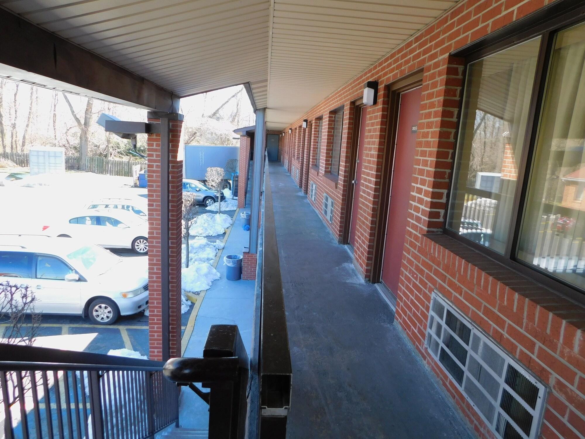 Varios Mounts Motel