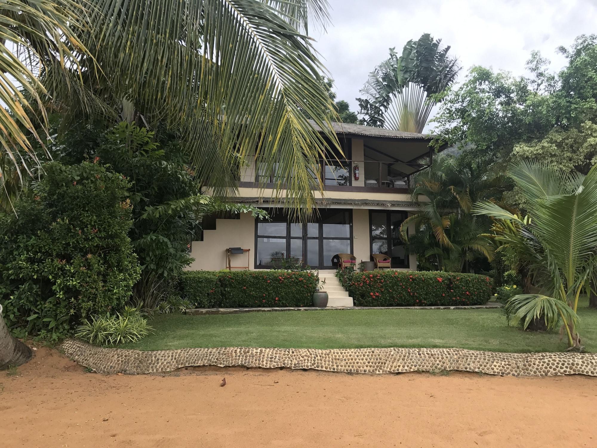 Vista Exterior Amber Sands Beach Resort