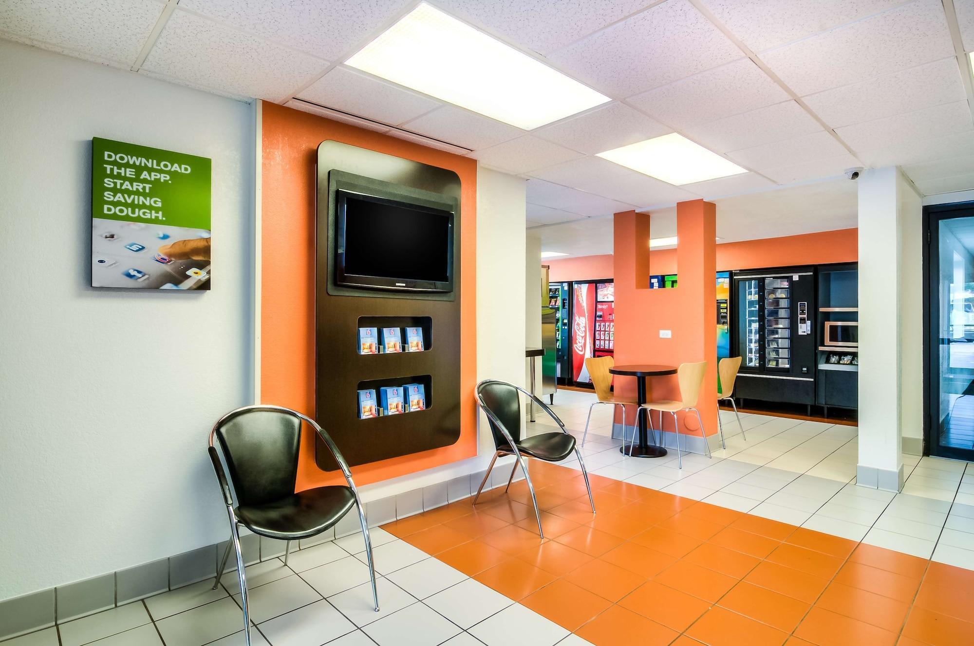 Vista Lobby Motel 6 Arlington Heights, IL - Chicago North Central
