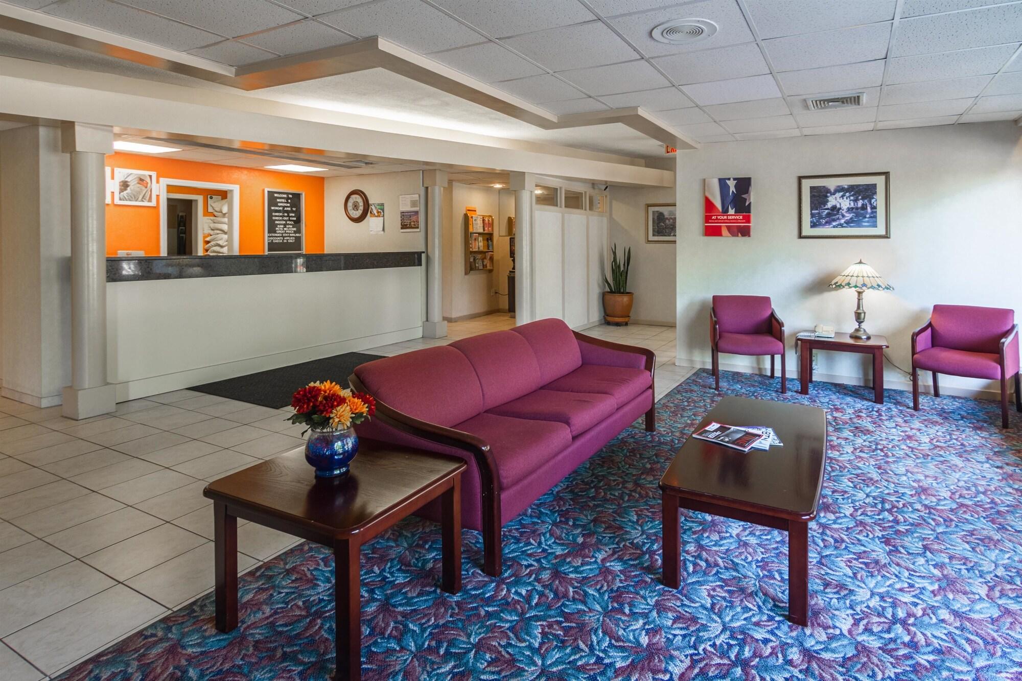 Vista Lobby Motel 6 Groton, CT—Casinos Nearby