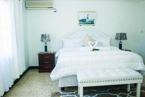 Alquiler Vacacional - Scarlett Hall Hideaway 4Br/3Ba,Runaway Bay, St Ann, JA, Property w/WiFi andAC