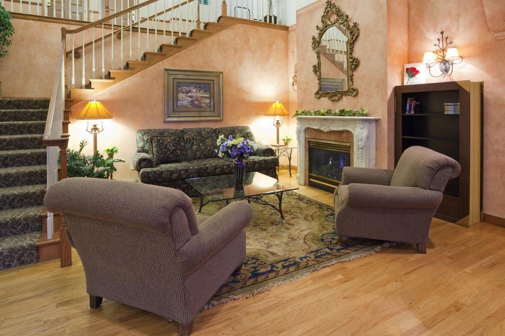 Vista Lobby Crossings by GrandStay Inn and Suites