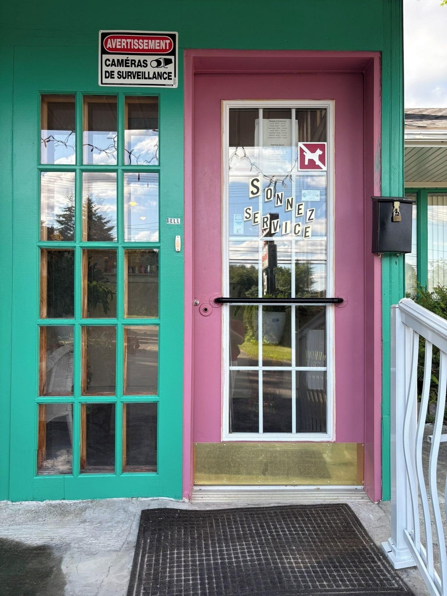 Vista Lobby Motel Le Voyageur