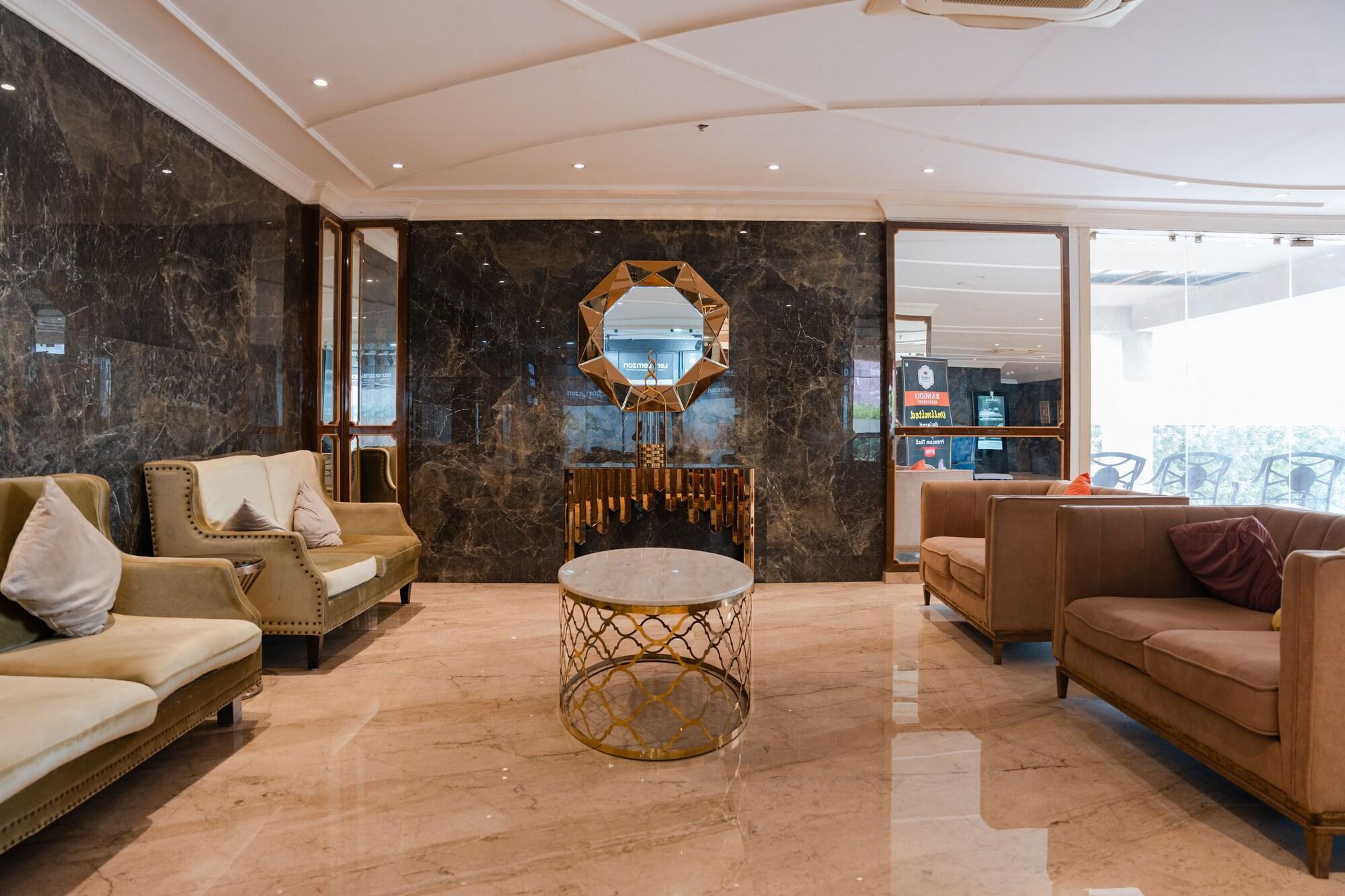 Vista Lobby Oaktree Hotel