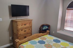 Alquiler Vacacional - Bottom Level Canal Water Front Home with Spacious Deck, Boat Dock, and Parking!