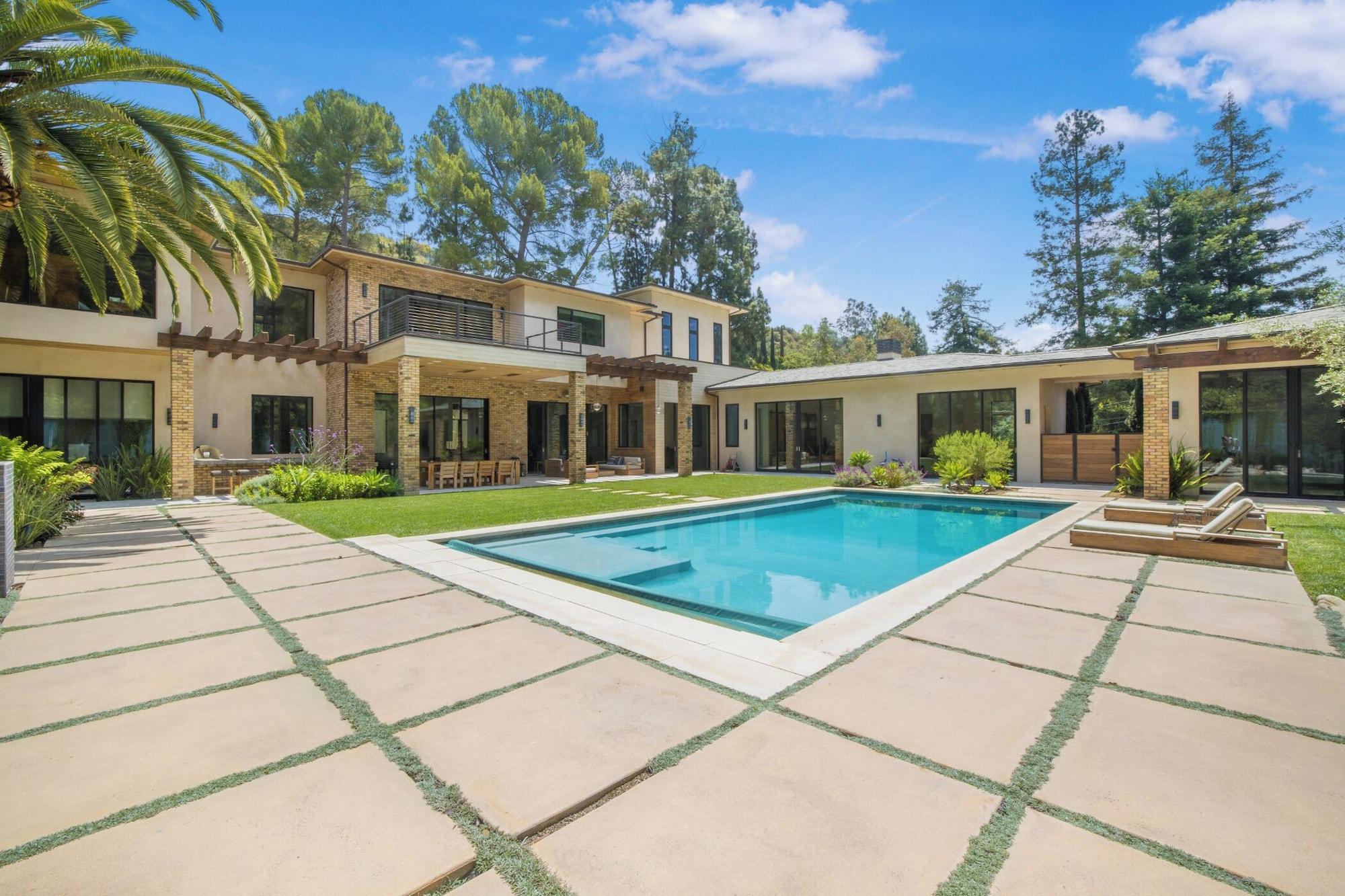 Varios Bowmont - Resort-style Beverly Hills Escape w/ Pool, Garden and Privacy