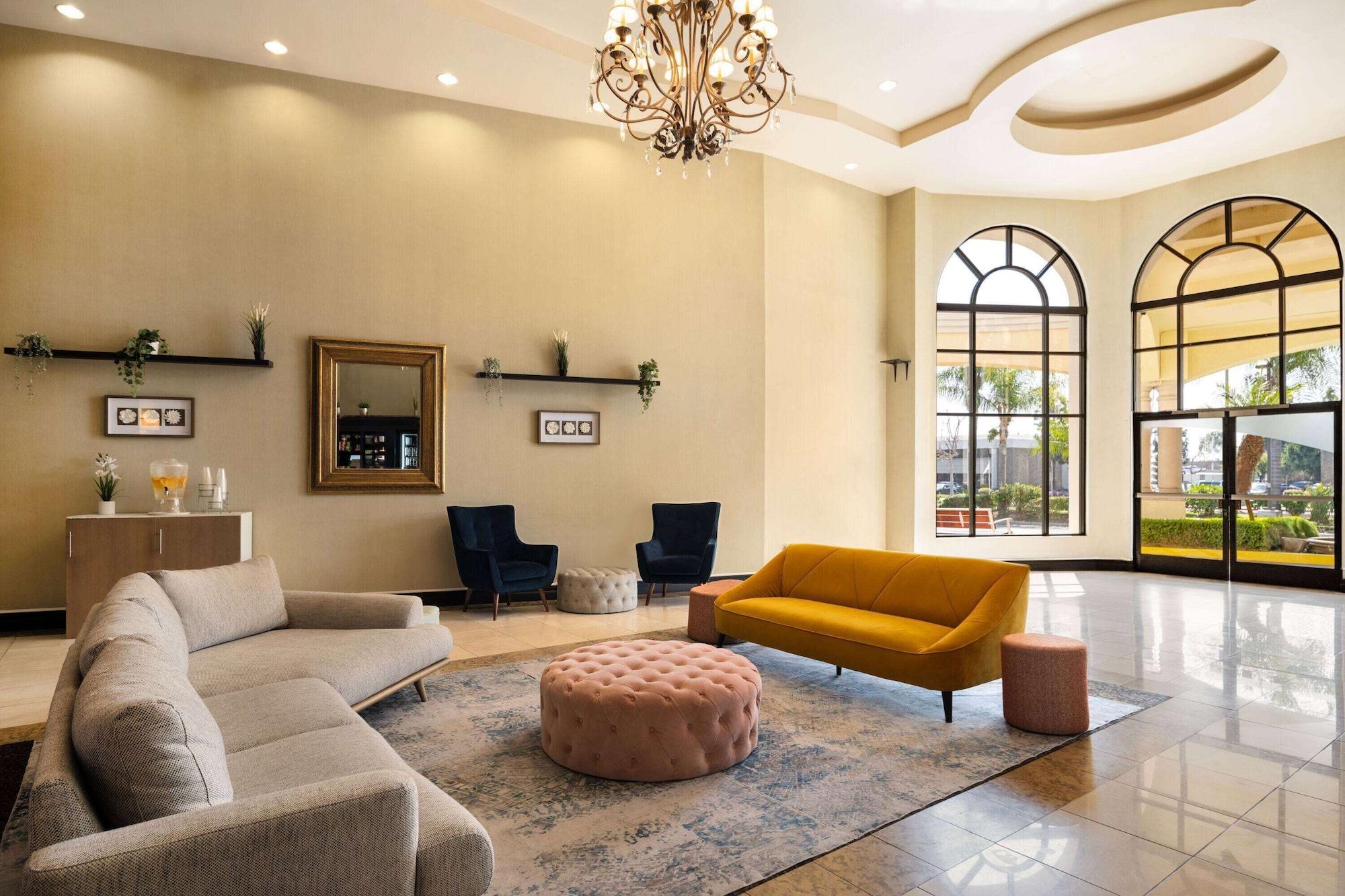 Vista Lobby Hotel Marguerite Anaheim/Garden Grove, Trademark Collection by Wyndham