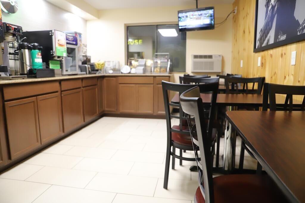 Restaurant Super 8 by Wyndham Richmond Airport VA