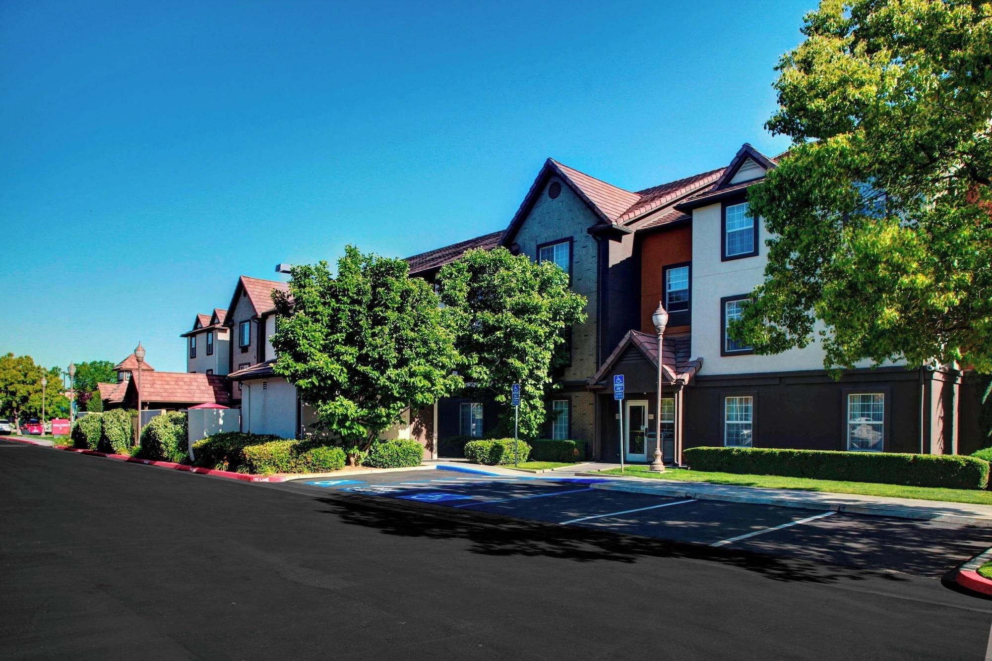 Vista Exterior TownePlace Suites by Marriott Fresno