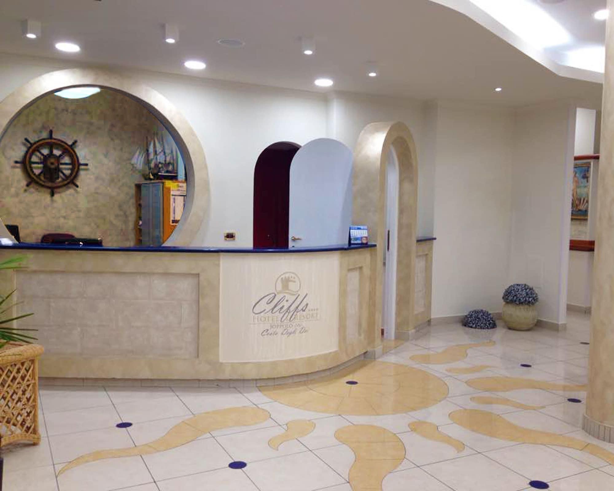 Vista Lobby Cliffs Hotel