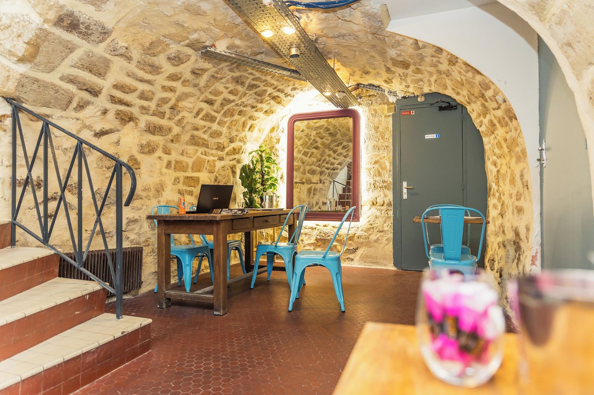 Sala de Reuniones Young & Happy Latin Quarter by Hiphophostels