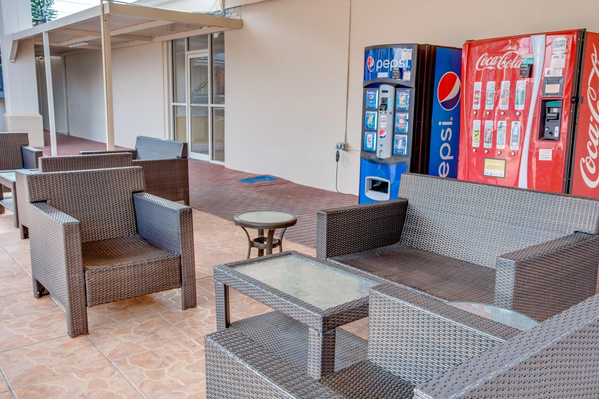 Vista Exterior Days Inn by Wyndham St. Petersburg / Tampa Bay Area