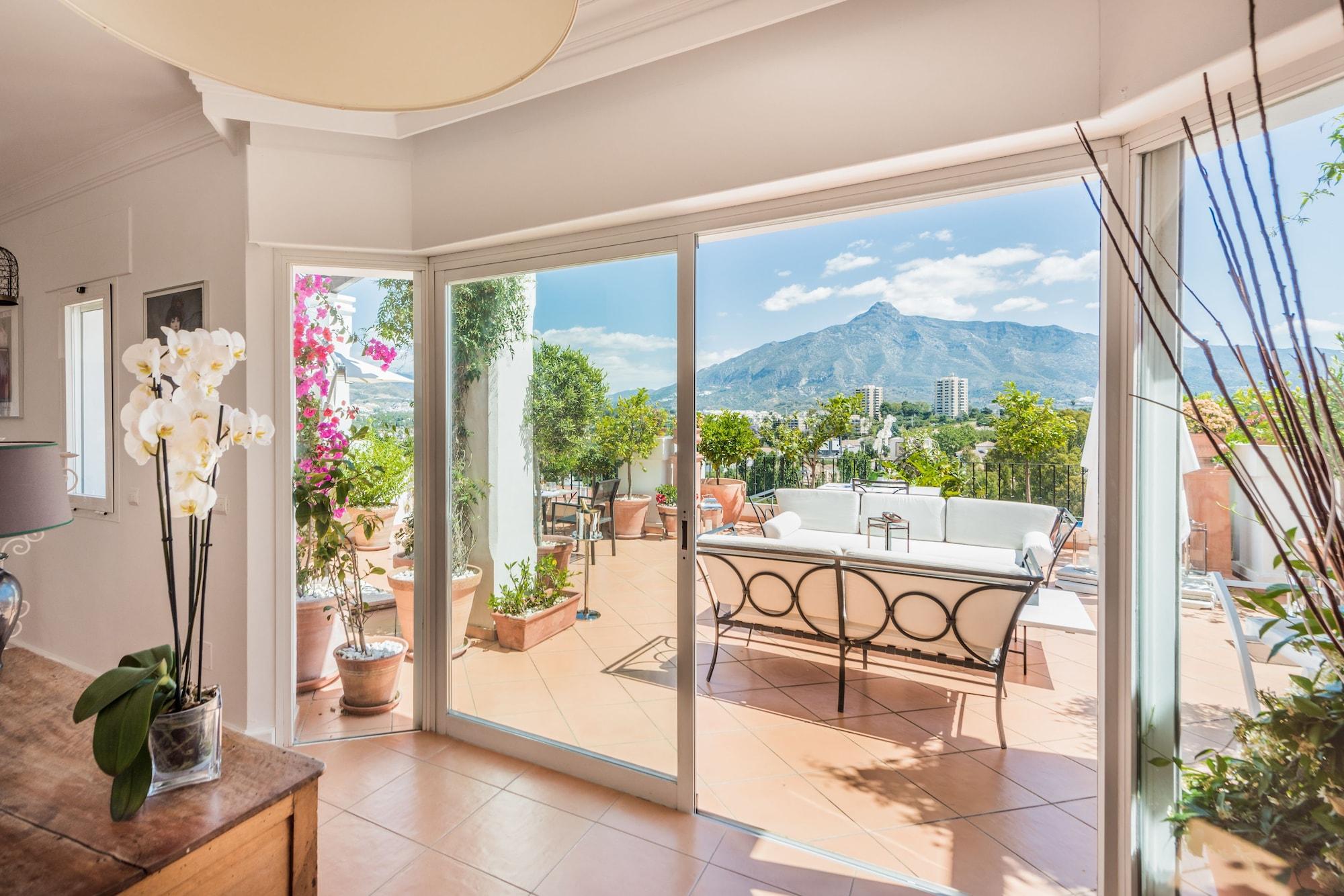 Vista Lobby Molo Luxury Suites Puerto Banus