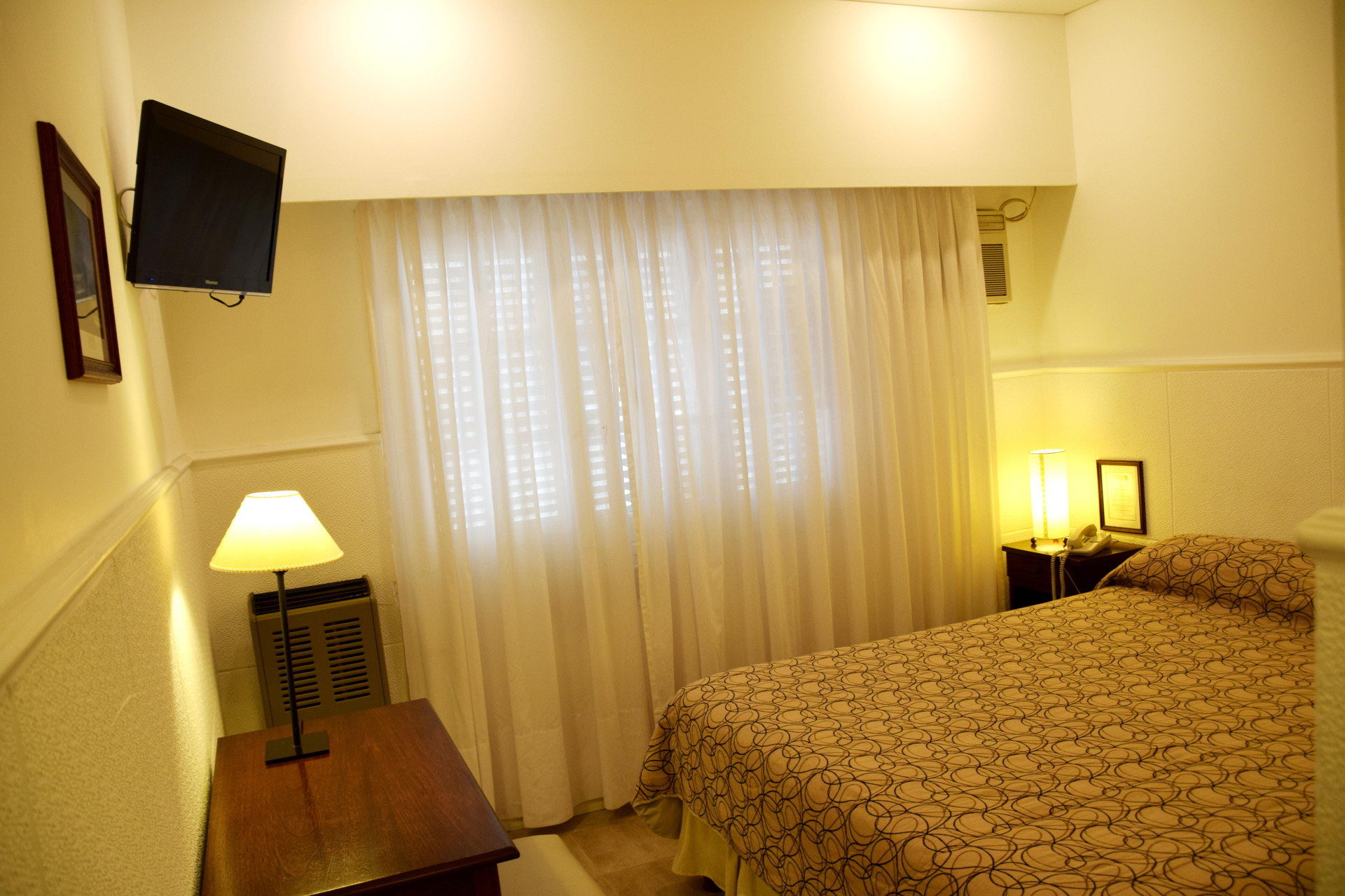 Varios Laguna Hotel