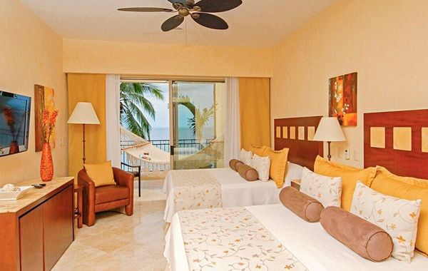 2 Bedroom Beachside Condo with Jacuzzi - Hoteles con parque acuático en Puerto Vallarta, México
