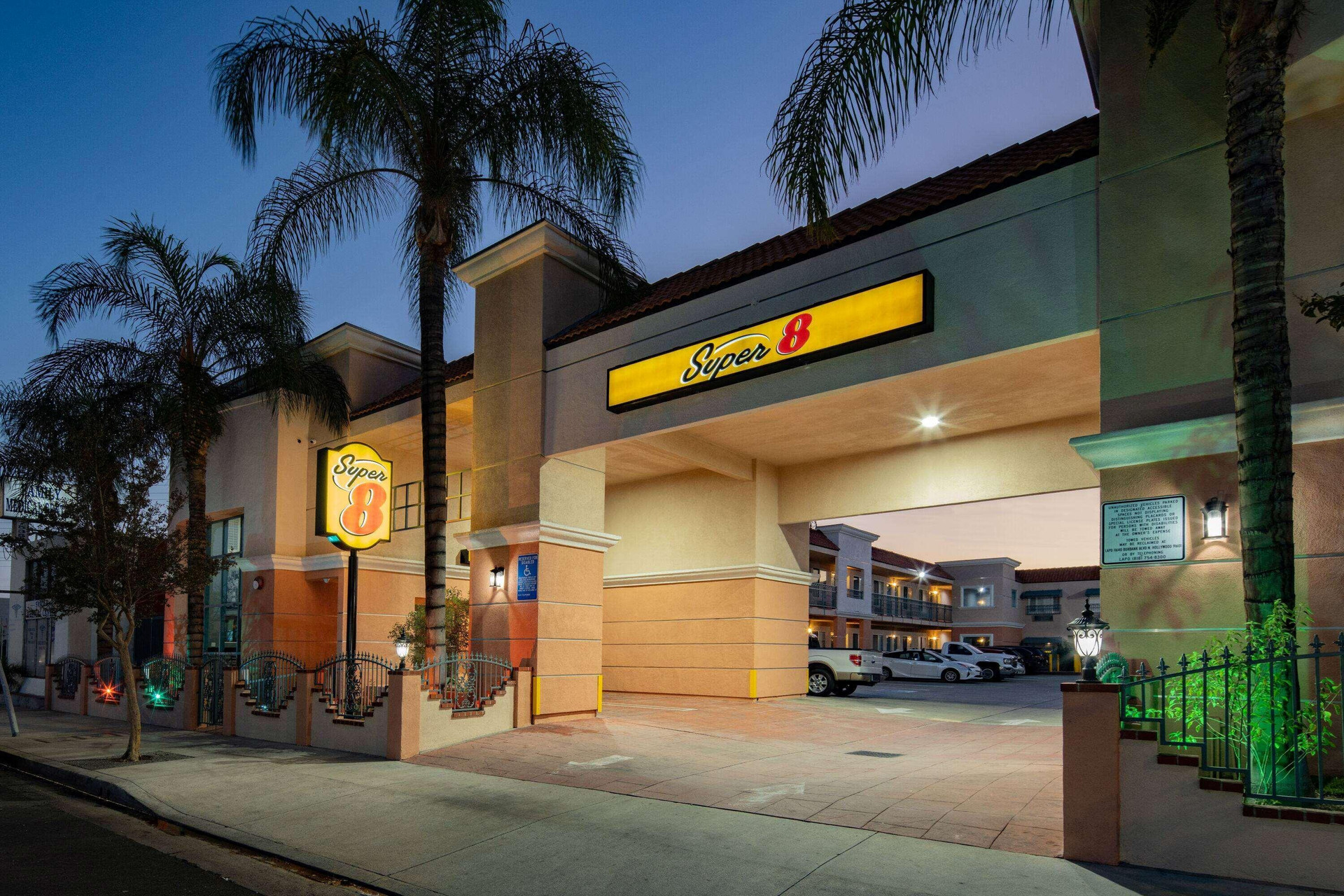 Vista Exterior Super 8 by Wyndham North Hollywood