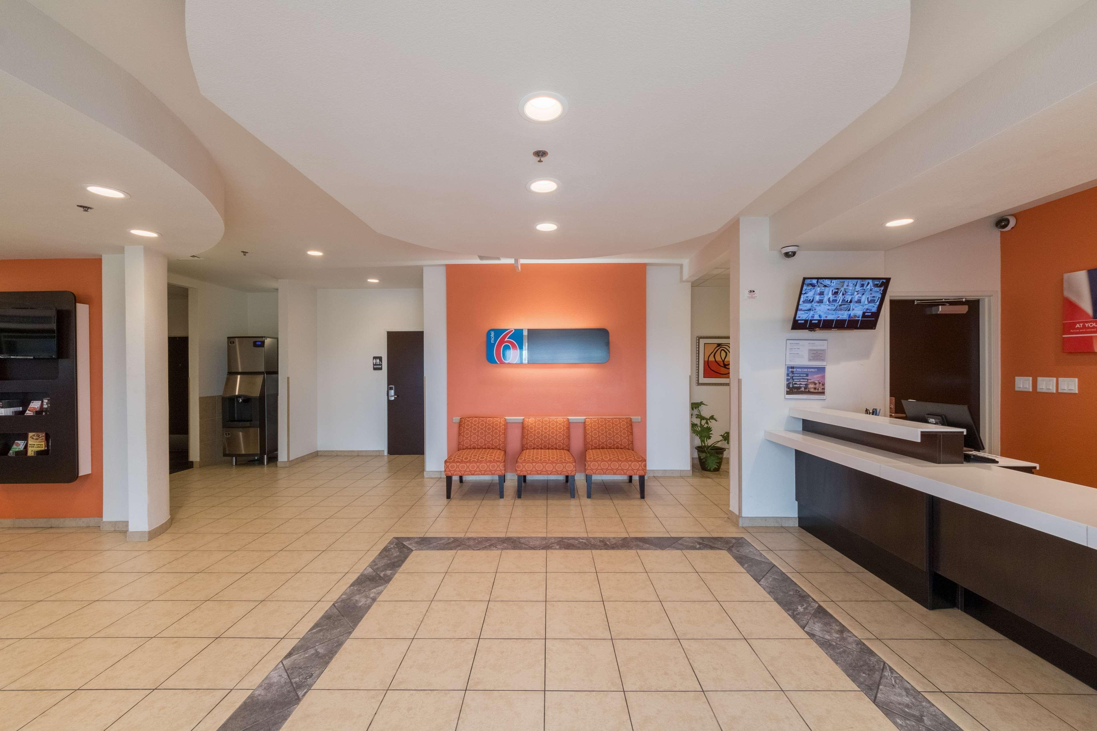 Vista Lobby Motel 6 Laredo, TX - Airport