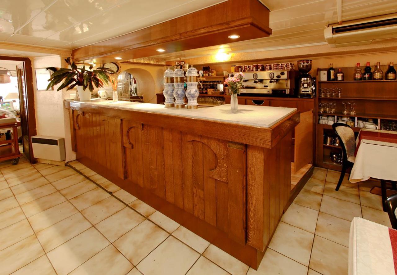 Bar/Salón Logis Auberge de la Cascade