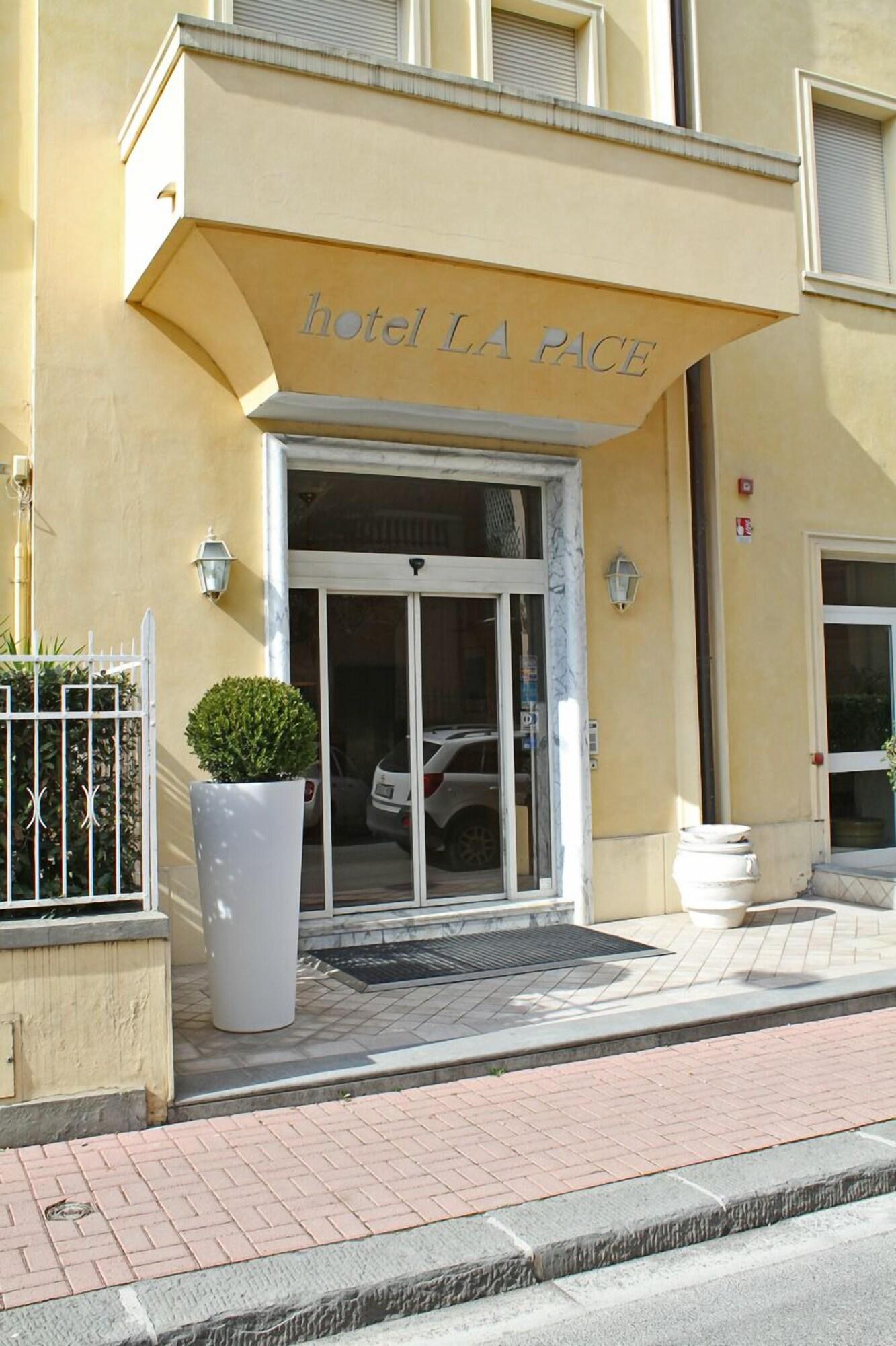 Vista Exterior Hotel La Pace
