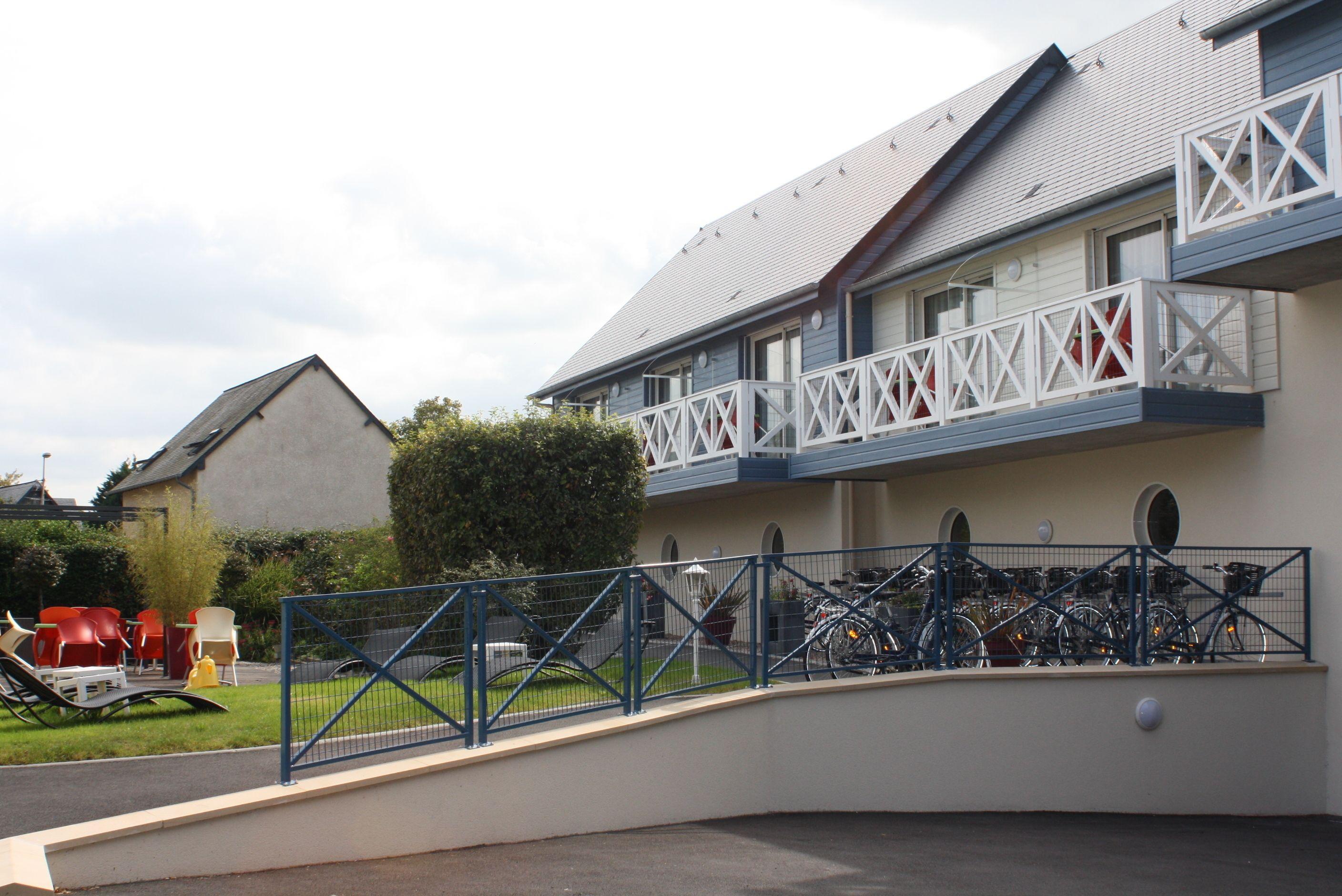 Vista da fachada Motel Les Bleuets