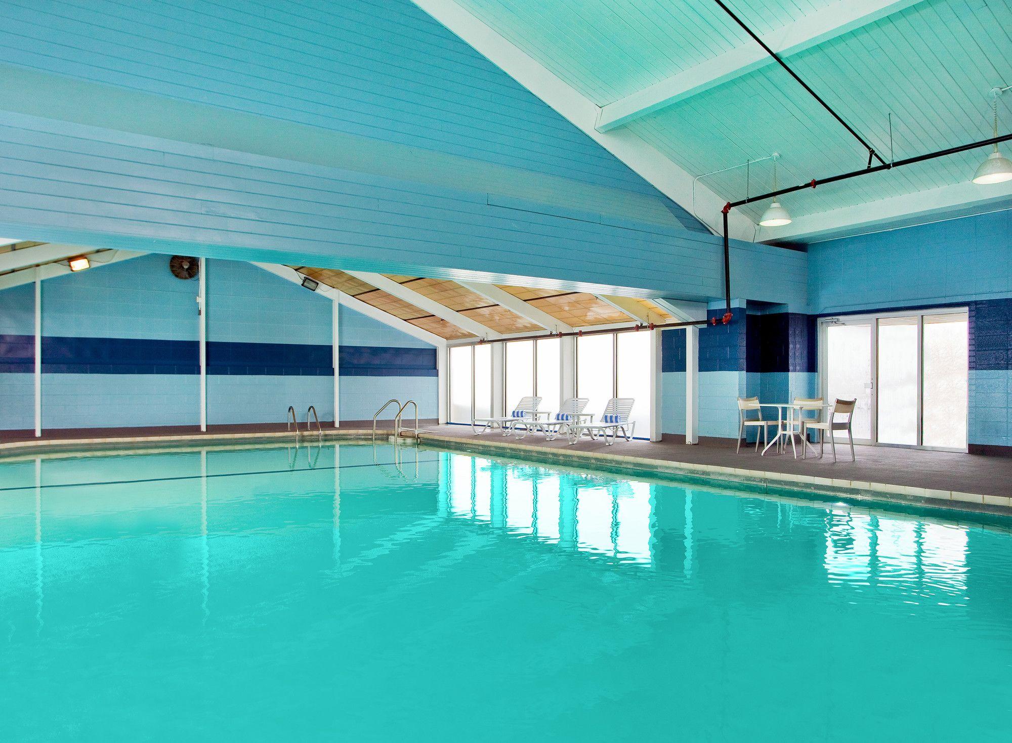 Vista Piscina Holiday Inn Cleveland Airport