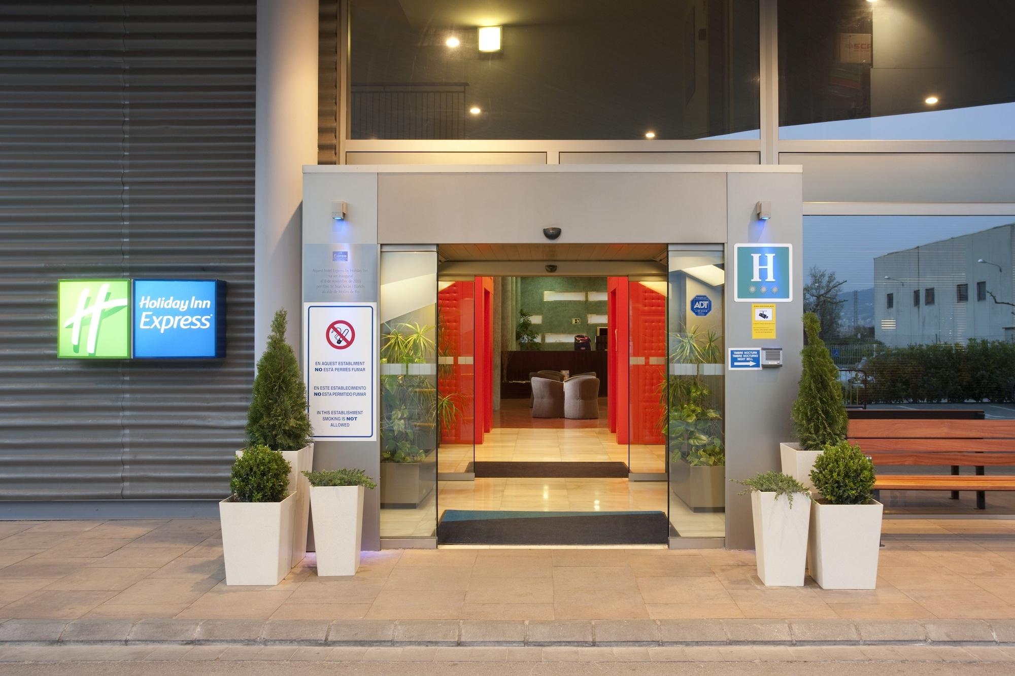 Vista Exterior Holiday Inn Express Barcelona - Molins de Rei by IHG
